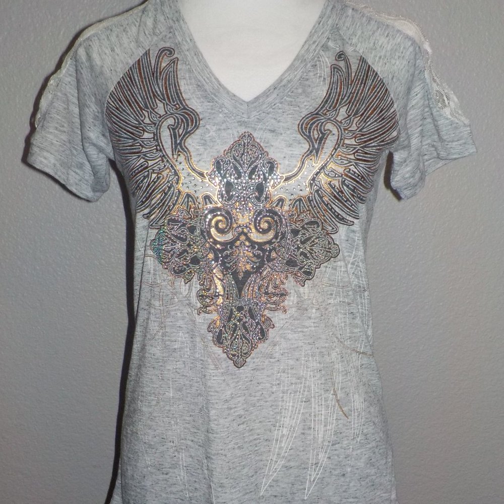ANGELS & DIAMONDS MS SIZES GRAY FOIL AND RHINESTONE WING PRINT LACE BACK TOP